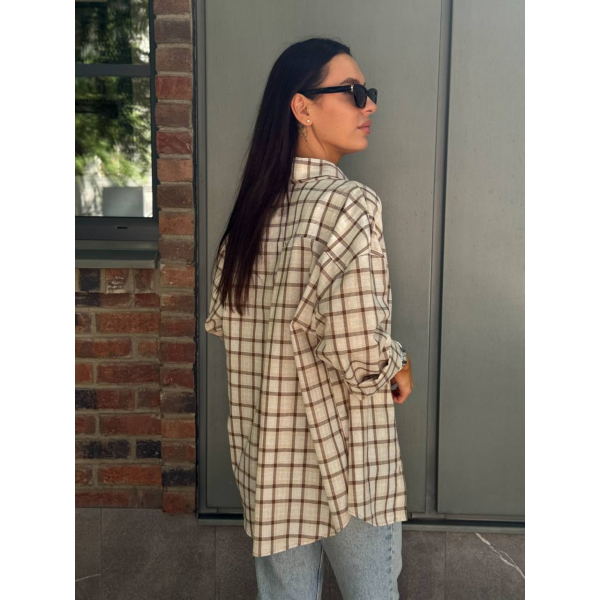 Жіноча легка оверсайз сорочка в клітинку, в білому кольорі  
