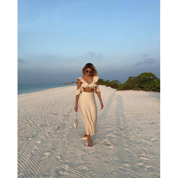 Жіночий літній костюм молочний: топ з рюшами + спідниця міді в бежевому кольорі 42-44