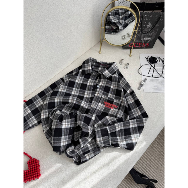Жіноча сорочка в клітинку oversize з написом на спині в чорному кольорі 