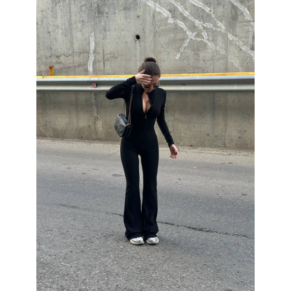 Жіночий облягаючий комбінезон з довгим рукавом та розкльошеними штанами, колір чорний 42-44